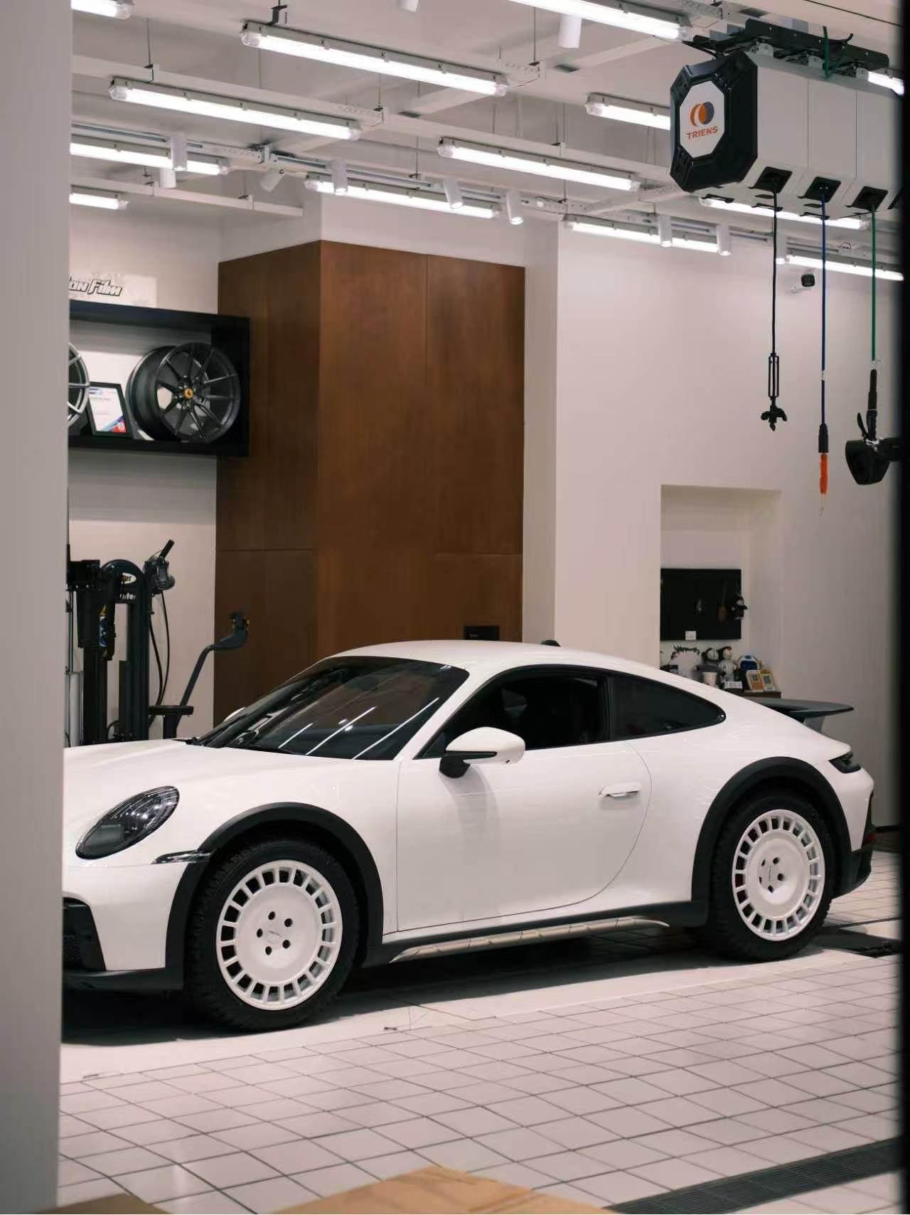 FACEWHEELS FW1030 × PORSCHE 911 DAKAR 992